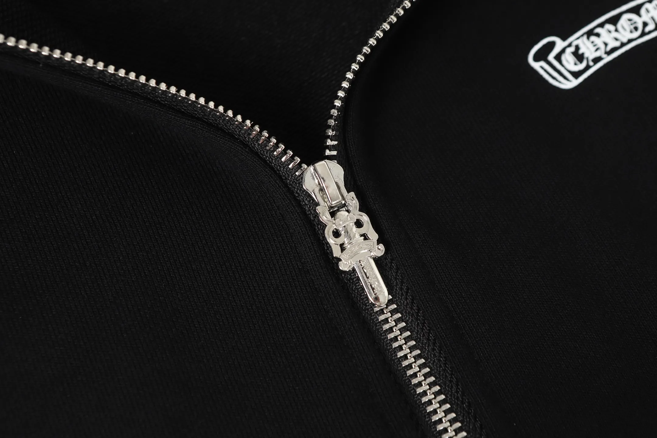 P250 #K31 Cross-border model, please do not place an order if you are pursuing quality - Chrome Hearts/Chrome Hearts 23ss scroll horseshoe print zipper sweatshirt cardigan jacket - High weight, high density and high quality. The wool is soft, delicate and skin-friendly. It feels soft and silky. It has excellent warmth and skin-friendly properties. - Custom-woven and dyed with no color difference. No matter the fabric or workmanship details, it beats the ordinary version on the market. - Hardware zipper accessories are all customized and full of details. -Colour: black white -Size: S M L XL